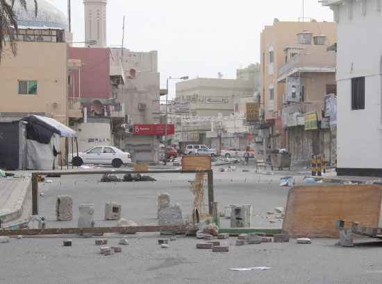 إغلاق الشوارع باستخدام الطوب والحاويات والأخشاب وأسياخ الحديد في قرى بحرينية أمس - تصوير محمد المخرق