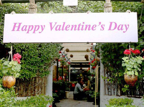 أحد المحلات المتخصصة في بيع الورود وضع لافتة للتهنئة بـ «عيد الحب»