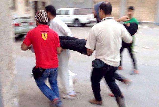 صورة عممتها «الوفاق» تظهر نقل أحد المصابين