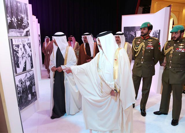 عاهل البلاد يشاهد معرض الصور التاريخية لحكام البحرين منذ عام 1869 إلى العهد الزاهر - بنا