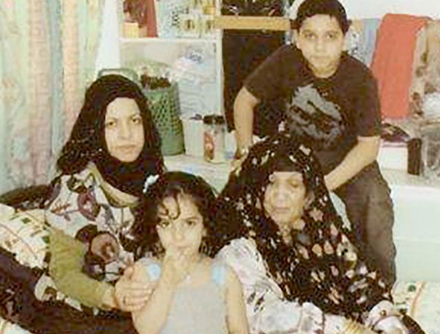 الحاجّة سلامة مع عائلة حفيدها علي، فضاء، باسل، وأماسيل