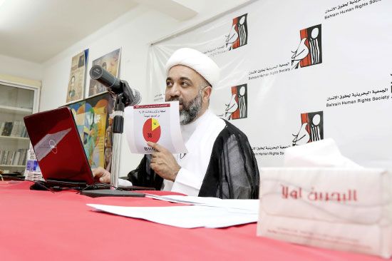 السلمان متحدثاً في المؤتمر الصحافي بمقر الجمعية البحرينية لحقوق الإنسان - تصوير عيسى إبراهيم