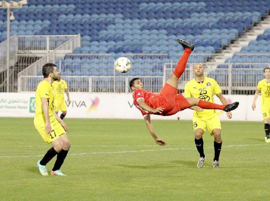 لاعب سترة ولعبة أكروباتية مبعداً الخطر عن مرماه