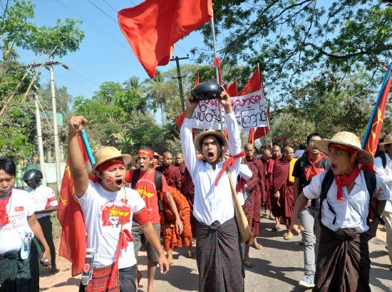 ميانمار: بدأ أكثر من مئة راهب وطالب في ميانمار إضراباً عن الطعام أمس (الثلثاء) بعدما منعت الشرطة مسيرة للمتظاهرين إلى الحاضرة التجارية يانجون للمطالبة بإصلاحات تتعلق بالتعليم.  وكانوا يعتزمون استئناف مسيرتهم أمس الأول (الإثنين) ولكن أكثر من عشر مركبات للشرطة وصلت إلى الدير الذي يقيمون به. (د ب أ)