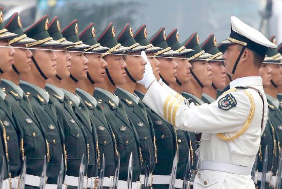 الصين: قالت المتحدثة باسم البرلمان الصيني أمس (الأربعاء) إن ميزانية الصين للدفاع هذا العام ستزيد حوالى 10 في المئة عن العام الماضي. وزادت الصين إنفاقها العسكري العام الماضي بنسبة 12.2 في المئة إلى 130 مليار دولار لتأتي في المرتبة الثانية بعد الولايات المتحدة. - reuters