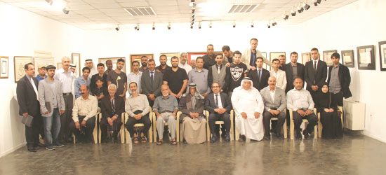 صورة جماعية للمشاركين في ملتقى الخط العربي - تصوير محمد المخرق