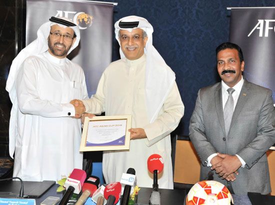 سلمان بن إبراهيم يسلم السركال اتفاقية استضافة الإمارات كأس آسيا