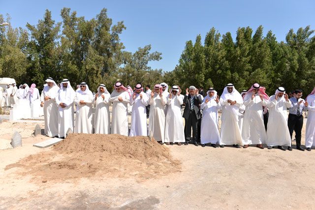الصلاة على جثمان الفقيد الشاعر عبدالرحمن رفيع بمقبرة المنامة - تصوير : أحمد آل حيدر
