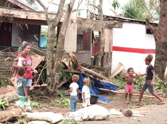 فانواتو: أعلنت سلطات فانواتو أمس (الأحد) حال الطوارئ في عموم الأرخبيل الذي اجتاحه إعصار دمر قرى بأكملها في واحدة من اسوأ الكوارث الناجمة عن الاحوال الجوية في المنطقة.