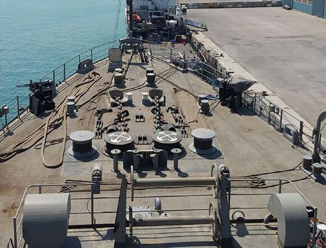 السفن الحربية ترسو في القاعدة الأميركية في الجفير