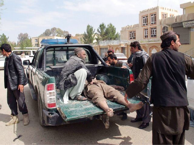 أفغانستان :  أسفر تفجير انتحاري في شاحنة استهدف مسئولين محليين أمس (الأربعاء) عن مقتل سبعة مدنيين على الأقل وإصابة حوالى 40 آخرين بجروح في جنوب أفغانستان، وفق ما أعلن مسئولون. REUTERS