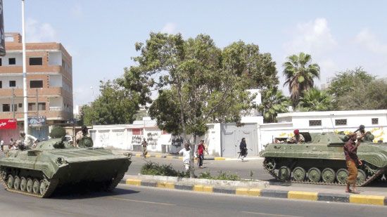 عربات عسكرية أثناء اشتباكات قرب المطار في مدينة عدن الجنوبية - reuters