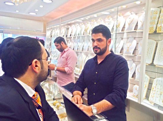 البائع حسين علي يعرض على الزبائن المجوهرات الخاصة بعيد الأم