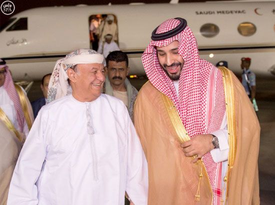 وزير الدفاع السعودي يستقبل هادي لدى وصول إلى مطار الرياض         	     (واس)
