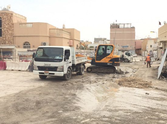 الأهالي شكوا تعرض مصالحهم للضرر من تأخر المشروع وكثرة حفر الشوارع