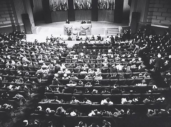 اجتماع توقيع ميثاق الأمم المتحدة في سان فرانسيسكو في يونيو 1945