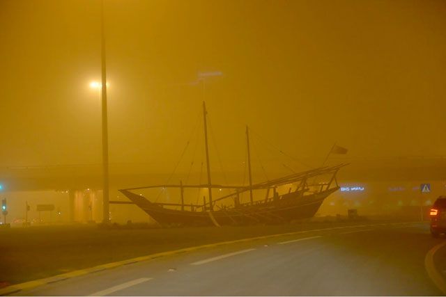 أجواء البحرين كما بدت مساء أمس متأثرة بالعاصفة الترابية «مظلمة» - تصوير : أحمد آل حيدر - محمد المخرق
