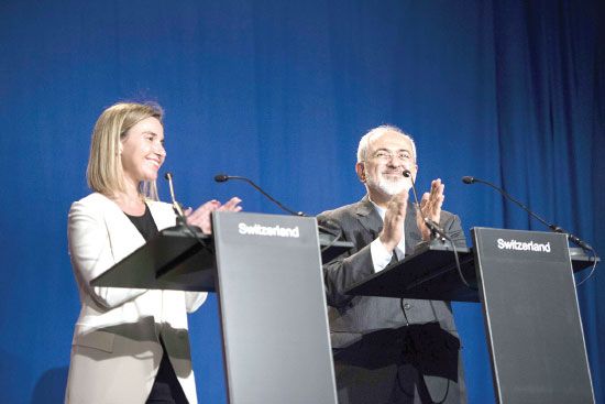 وزيرة خارجية الاتحاد الأوروبي وظريف يصفقان بعد إعلان الاتفاق في لوزان - afp