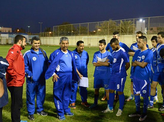 الزياني يوجه اللاعبين في تدريب الأمس