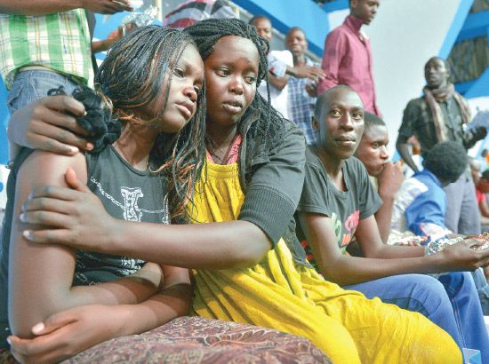 كينيا: بدأت كينيا أمس (الأحد) ثلاثة أيام من الحداد على 147 شخصاً قتلوا في هجوم على حرم جامعي شنته جماعة «الشباب» الإسلامية الصومالية المتطرفة، وذلك بعد أن توعد الرئيس أوهورو كينياتا باتخاذ إجراءات صارمة ضد المتشددين في كينيا والصومال . ونكست الأعلام حداداً على 142 طالباً وثلاثة من رجال الأمن واثنين من موظفي الجامعة قتلوا على يد مسلحين هاجموا حرم جامعة «مودي» في بلدة جاريسا شمال شرقي كينيا - AFP