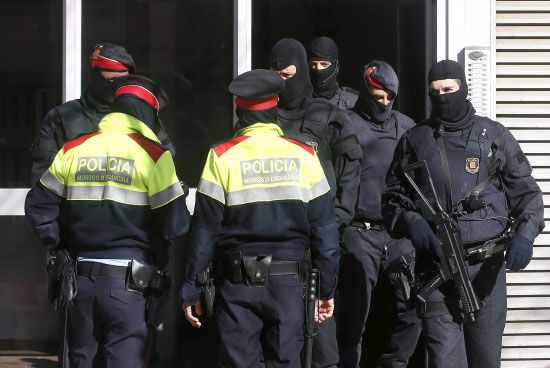 إسبانيا: أعلنت شرطة كاتالونيا في شرق إسبانيا توقيف تسعة أشخاص يشتبه بارتباطهم بتنظيم «الدولة الإسلامية (داعش)» أمس (الأربعاء) في إطار عملية لمكافحة المتطرفين في هذه المنطقة. وأوضحت الشرطة في بيان أن التوقيفات وعمليات الدهم جرت في عدد من البلدات في منطقة برشلونة ومقاطعة طرغونة.  - reuters