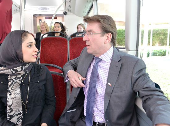 السفير البريطاني في حديثه إلى «الوسط» أثناء جولته في حافلات النقل العام الجديدة