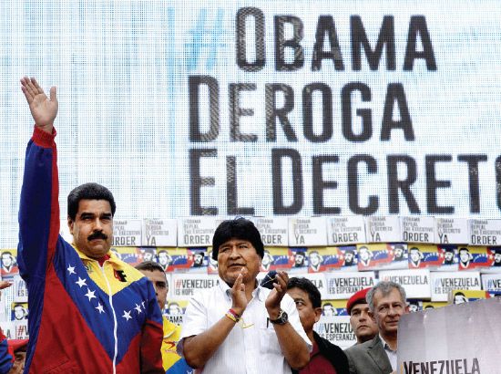 فنزويلا: قال الرئيس الفنزويلي نيكولاس مادورو أمس الأول (الخميس) إنه يرى أن ثمة فرصة لتحسين العلاقات المتوترة مع الولايات المتحدة وذلك في تخفيف لحدة موقفه تجاه الرئيس الأميركي باراك أوباما قبل قمة لنصف الكرة الغربي في بنما واتخذت العلاقات المتوترة تاريخياً بين البلدين منعطفاً نحو الأسوأ الشهر الماضي عندما فرضت واشنطن عقوبات على سبعة مسئولين فنزويليين. وقال مادورو إنه سيحتج على ذلك الإجراء خلال قمة بنما لكنه أشاد بتصريح أوباما في مقابلة بأن الولايات المتحدة لا تعتبر في حقيقة الأمر أن فنزويلا تمثل خطراً.- REUTERS