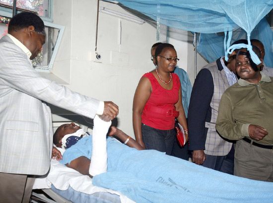 كينيا: بعد عشرة أيام من مجزرة جامعة غاريسا، قتل طالب وأصيب 150 بجروح أمس (الأحد) في المبنى السكني لطلاب جامعة نيروبي في حادث تدافع ناجم عن إصابة الطلاب بالهلع بعد انفجار كابل كهربائي أثار الخوف من هجوم يشنه متطرفون إسلاميون. وسمع دوي عدة انفجارات في كابل كهربائي في وقت مبكر صباح أمس بالقرب من مبنى كيكيو السكني لجامعة نيروبي على بعد 20 كيلومتراً غرب العاصمة الكينية عندما كان الطلاب نياماً في الخامسة والنصف صباحاً حسبما أوضح وزير التعليم جاكوب خايمني- AFP