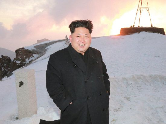 كوريا الشمالية:  قالت وسائل الإعلام الكورية الجنوبية الرسمية أمس (الأحد) إن الزعيم الكوري الشمالي، كيم جونغ أون تسلق أعلى جبل في البلاد ووصل إلى القمة ليبلغ قواته أن الطاقة العقلية التي يوفرها التسلق أقوى من الأسلحة النووية. وظهر كيم في إحدى الصور مبتسماً في مواجهة الرياح وهو يقف على قمة الجبل المغطاة بالثلوج، والشمس تشرق وراءه.- ٌREUTERS