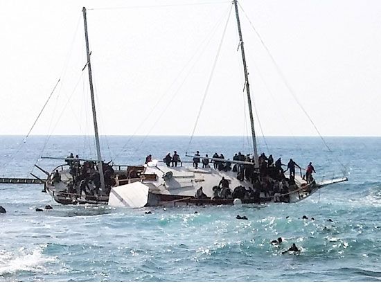 مهاجرون يحاولون الوصول إلى سواحل اليونان بعد تحطم مركبهم الشراعي - reuters