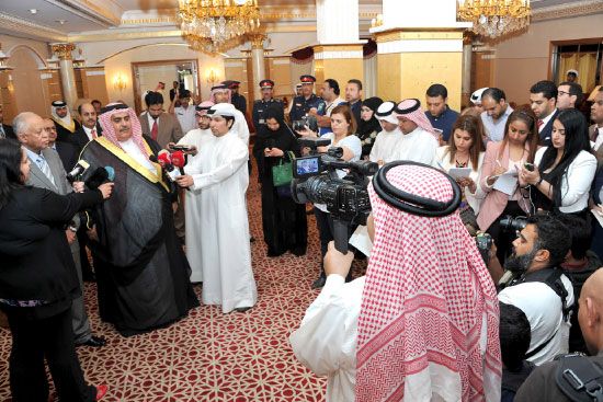 وزيرا خارجية البحرين واليمن خلال المؤتمر الصحافي بمطار البحرين