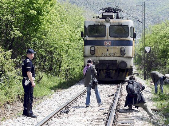 مقدونيا:  صدم قطار 14 مهاجراً على الأقل كانوا يسيرون بالقرب من خط السكة الحديد في وسط مقدونيا فلقوا حتفهم جميعاً.وقال التلفزيون الرسمي (ام.ار.تي) أمس (الجمعة) إن القطار اقتحم طابور المهاجرين في وقت متأخر من أمس الأول (الخميس) في واد في مدينة سينيا، جنوبي العاصمة سكوبي. وربما كان هناك 50 شخصاً على الأقل في المجموعة التي صدمها القطار ورجال الإنقاذ مازالوا في الموقع.يشار إلى أن مقدونيا الواقعة في أقصى جنوب جمهورية يوغسلافيا السابقة، بوابة كبيرة إلى أوروبا للمهاجرين القادمين من إفريقيا والشرق الأوسط. ولدى البلاد سمعة سيئة كدولة مضيفة لطالبي اللجوء الذين نادراً ما يختارون البقاء ويفضلون مواصلة رحلتهم إلى دول شمال وغرب أوروبا الأكثر ثراء- (د ب أ)