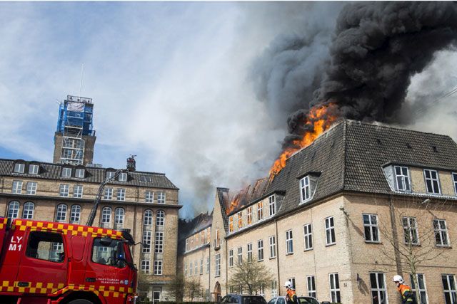 الدنمارك : اندلع حريق هائل أمس (الإثنين) في العاصمة الدنماركية كوبنهاجن عند مبنى يضم مركزاً علمياً ومتجراً قيد أعمال التجديد. (د ب أ)
