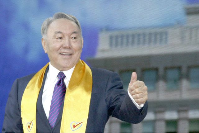 كازاخستان : أعيد انتخاب الرئيس الكازاخستاني المنتهية ولايته نور سلطان نزارباييف لولاية رئاسية خامسة أمس الأول (الأحد) بنسبة 97.7 في المئة من الأصوات، في اقتراع تخطت نسبة المشاركة فيه 95 في المئة، حسبما أعلنت اللجنة المركزية للانتخابات أمس (الإثنين).  - (أ ف ب)