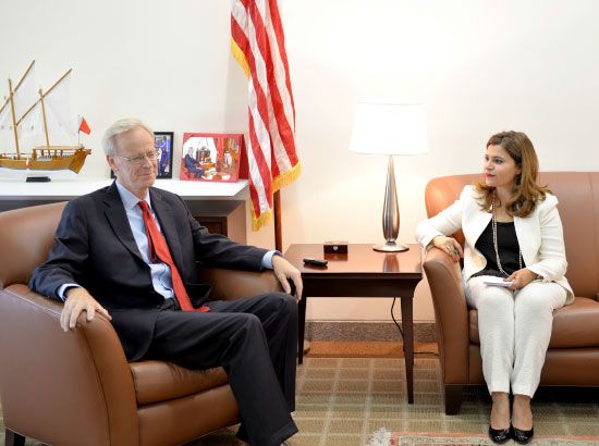 الزميلة ريم خليفة خلال الحوار مع السفير الأميركي في مكتبه بالسفارة أمس - تصوير أحمد آل حيدر