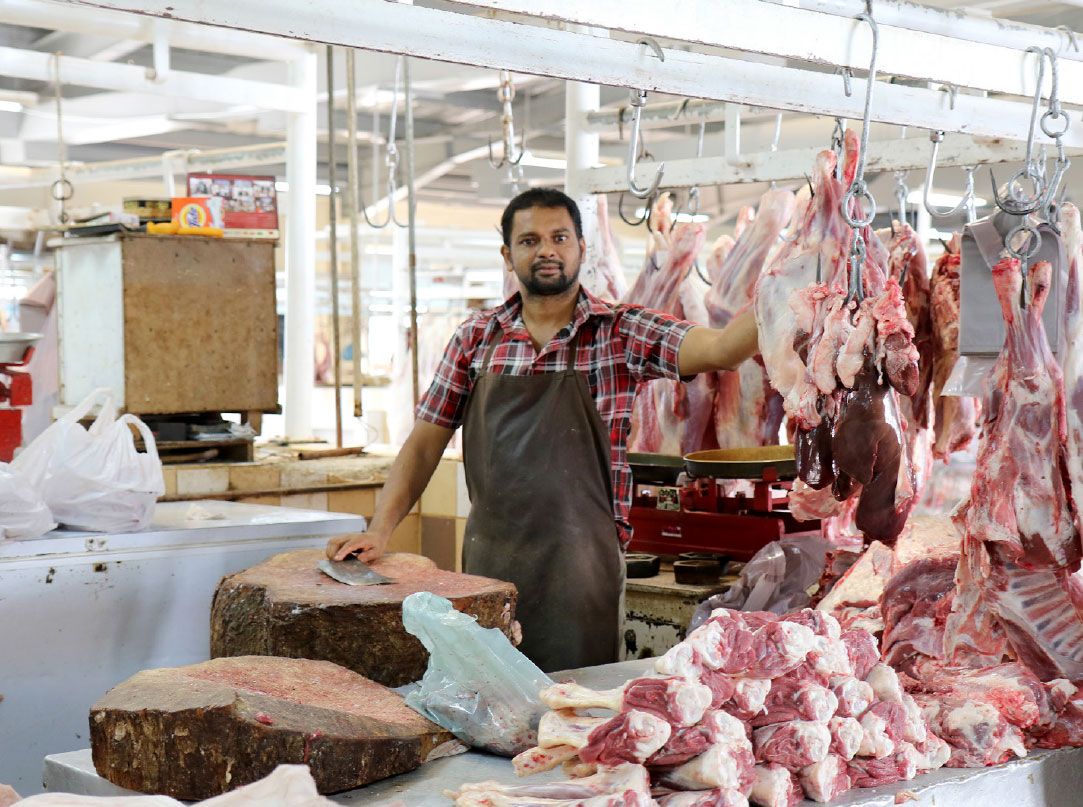 وفرة من اللحوم في الأسواق وسط استقرار سعرها منذ 30 عاماً - تصوير محمد المخرق