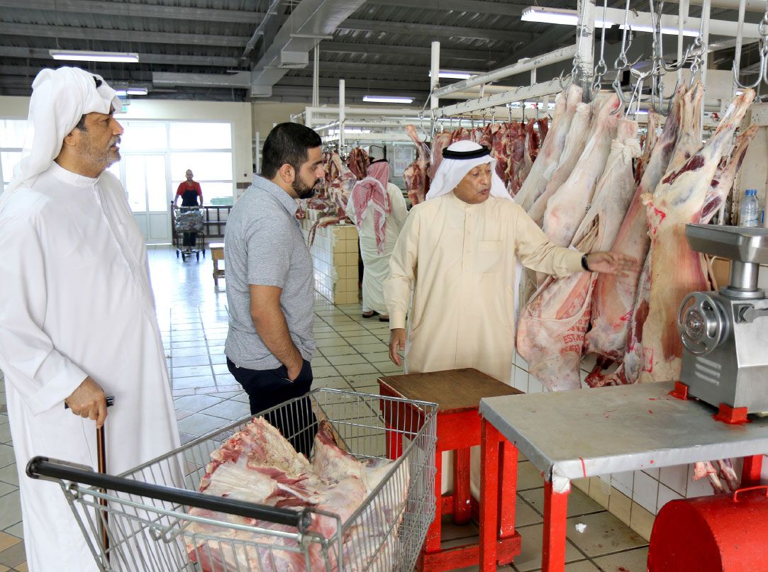 القصابان سيد ناصر الحليبي وسيد مجيد المشقاب يطلعان «الوسط» على أنواع اللحوم المتوافرة في السوق