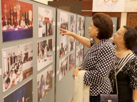 نائبة رئيس مجلس الشورى السابقة بهية الجشي في معرض للصور على هامش حفل مرور 60 عاماً على تأسيس جمعية نهضة فتاة البحرين