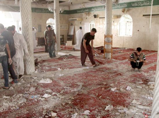 الأهالي يتفقدون آثار الدمار الهائل في مسجد الإمام علي بن أبي طالب (ع) - REUTERS
