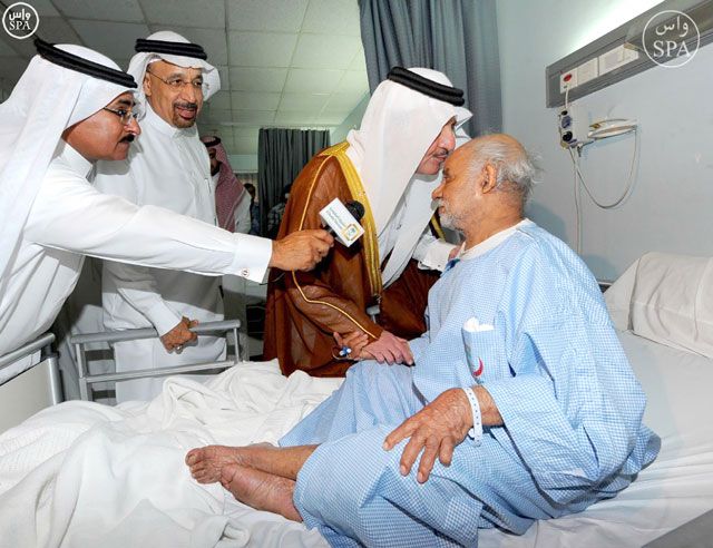 أمير المنطقة الشرقية يتفقد المصابين في التفجير الإرهابي بالقديح بمستشفى القطيف والدمام المركزي      (واس)