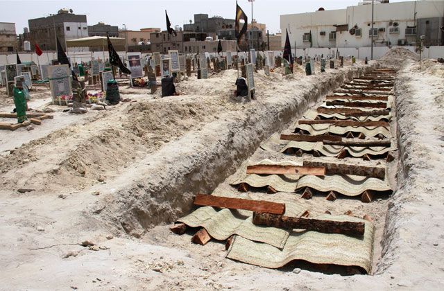 21 حفرة ضمن قبر جماعي بمقبرة «الحليلة» لضحايا حادث القديح الإرهابي - تصوير : محمد المخرق