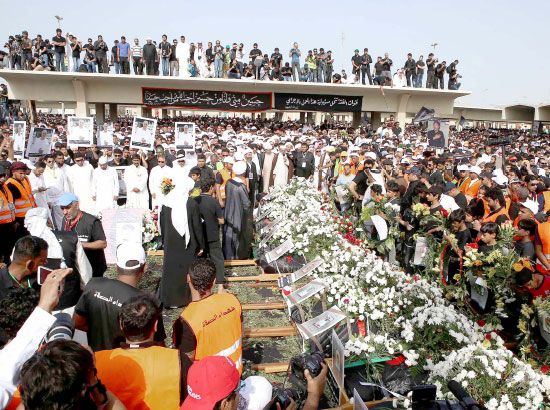 حشود المشيعيين تصلي على جثامين الضحايا - تصوير عيسى إبراهيم