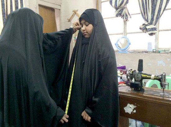 الخياطة مكية عبدالحسين لاتزال تمارس مهنة «خبان الدفة» في منزلها