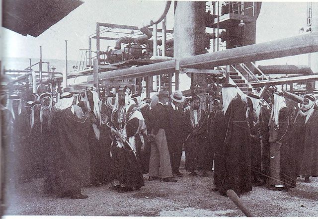 الشيخ حمد بن عيسى بن علي مع ولي العهد السعودي في زيارة لمصنع تكرير النفط