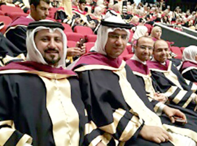 مجموعة من خريجي جامعة البحرين خلال الحفل