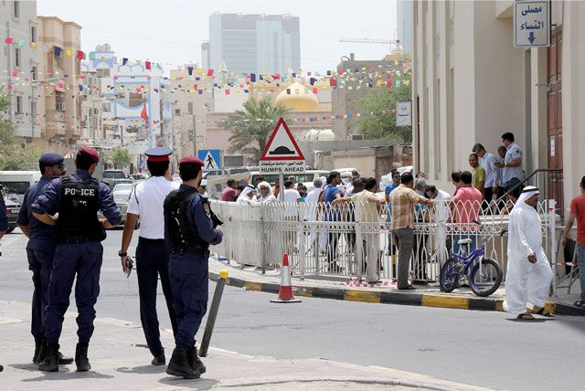 رجال شرطة يقفون قبالة جامع رأس الرمان لتأمين سلامة المصلين يوم أمس - تصوير : محمد المخرق