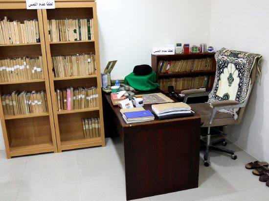 المكتب الذي كان يستخدمه السيد للقراءة بجانب مكتبته - تصوير محمد المخرق