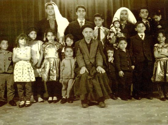 صورة جماعية للخطيب العدناني مع بعض أولاده