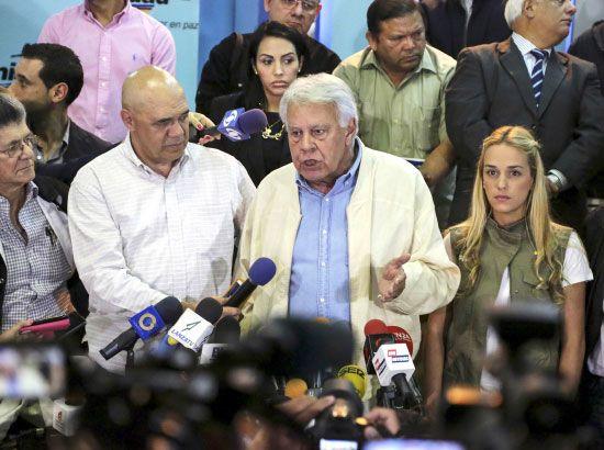 فنزويلا: غادر رئيس الوزراء الإسباني السابق، فيليبي غونزالس فنزويلا دون أن يتم السماح له برؤية زعيمي المعارضة المسجونين، بحسب ما ذكره ائتلاف المعارضة الفنزويلية «اتحاد المائدة المستديرة الديمقراطي» أمس الأول (الثلثاء). ولم يتمكن غونزالس من الحصول على تصريح لزيارة زعيمي المعارضة ليوبولدو لوبيز، المحتجز منذ أكثر من 14 شهراً في سجن رامو فيرد العسكري على مشارف كركاس، وعمدة سان كريستوبال السابق دانيال سيبالوس، الذي نقل الشهر الماضي إلى سجن في منطقة جواريكو بوسط البلاد. يذكر أن لوبيز وسيبالوس مضربان عن الطعام منذ أكثر من أسبوعين. (د ب أ)
