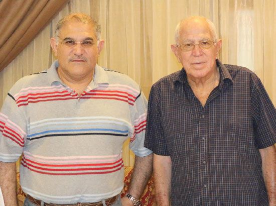 المرحوم (يسار) مع نجله الأكبر المهندس عادل بن رجب